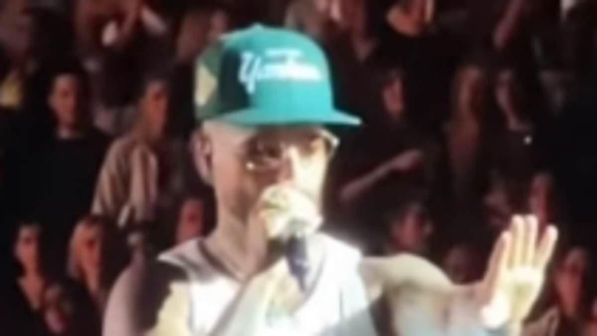 Music icon stops concert to shame parent for 'irresponsible' act in front of crowd of 26,000 fans