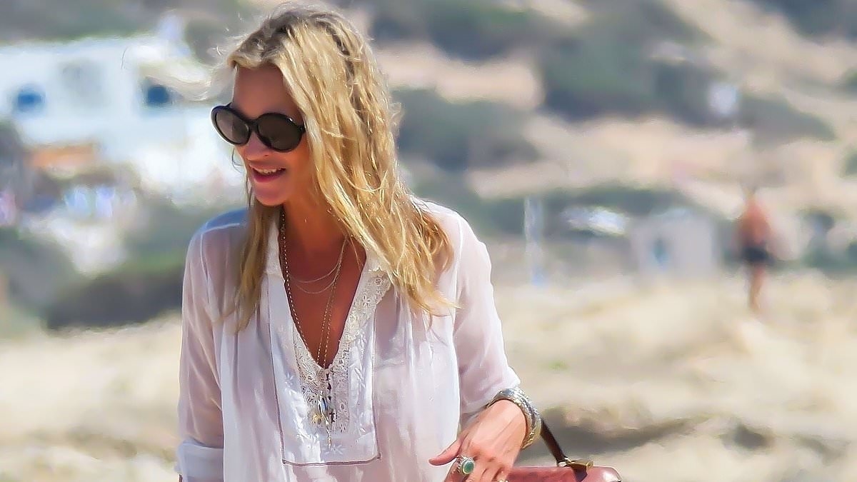 Why the beach is the new red carpet... for It-bags