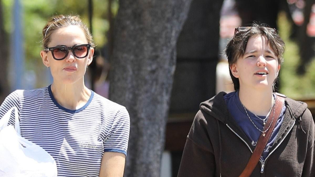 Jennifer Garner treats her teen Fin, 16, to candy shopping spree at Rocket Fizz in LA