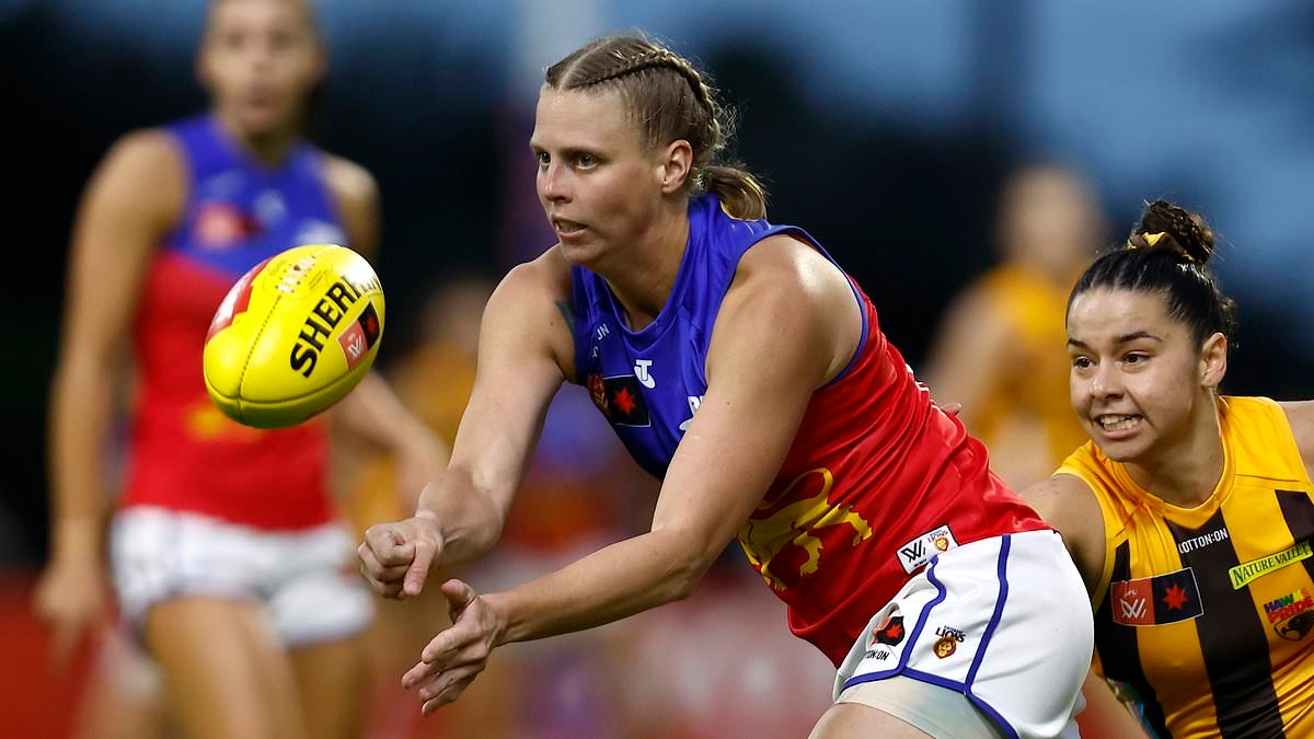 Footy star reveals how her teammate helped her give birth to her son: 'It doesn't get more intimate than that'
