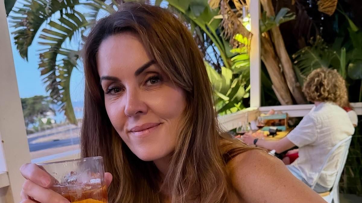Sky News host Peta Credlin shows off her incredible gym transformation as she poses in skintight activewear