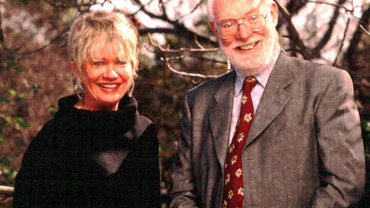 David Stratton's scathing review of iconic film The Castle goes viral following film critic's death