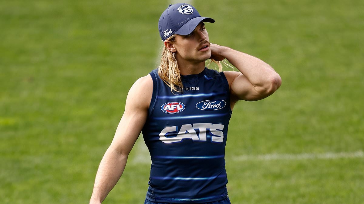 Bailey Smith blows up at onlookers at Geelong Cats training session amid intense interest in his romance with Tammy Hembrow