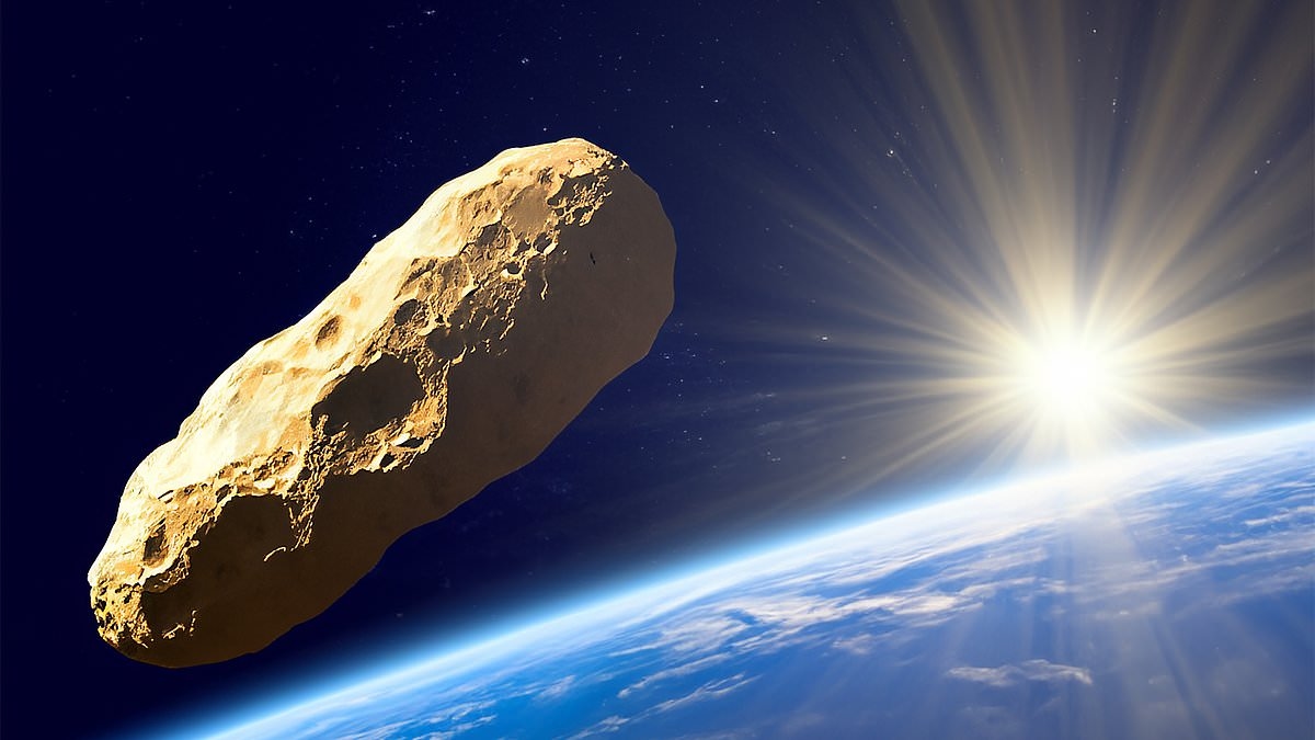 There is a 'hostile' alien spaceship hurtling towards Earth - and this is the proof: Top Harvard astrophysics professor reveals eight startling reasons why 'comet' closing in on us is actually advanced 'mothership'