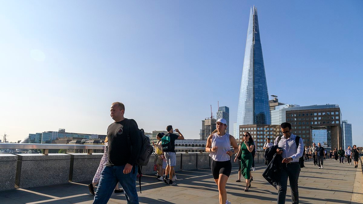 Britain to be hotter than Hawaii as runners brave 30C heat and families soak up summer holiday sunshine