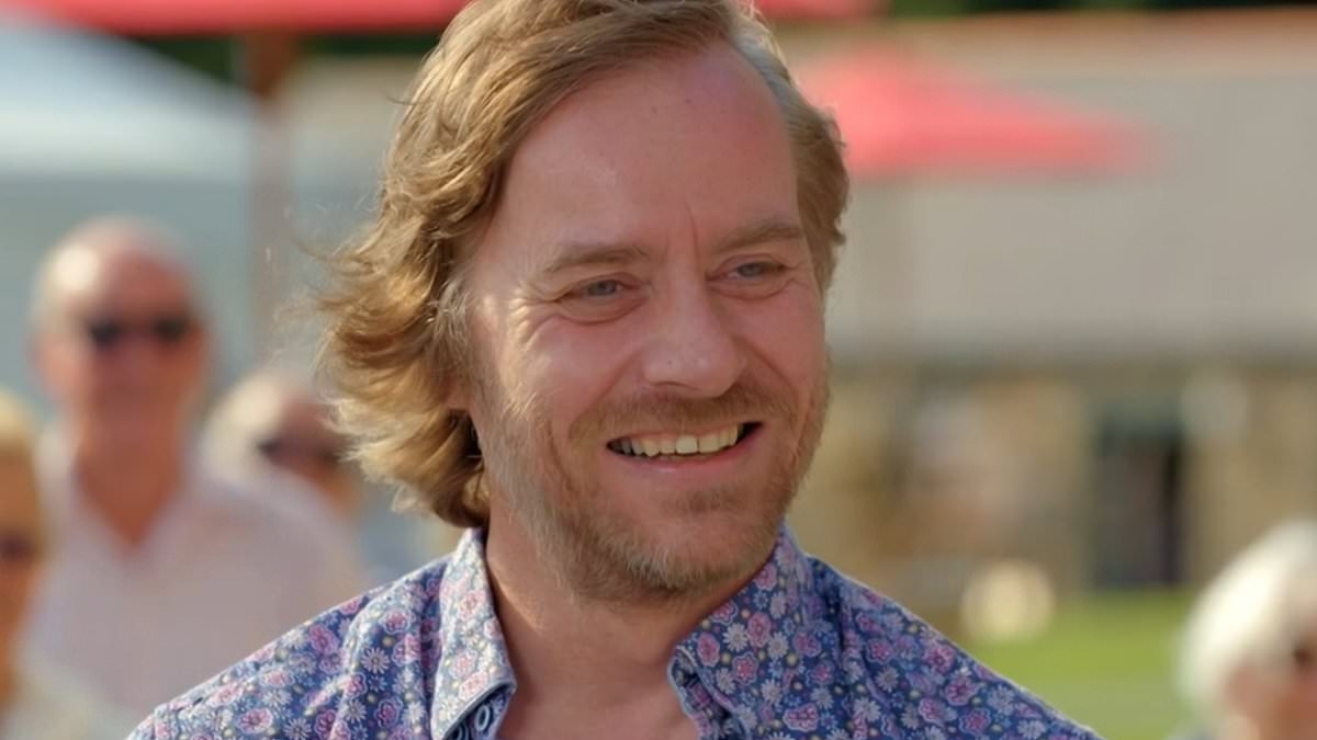Antiques Roadshow guest lost for words after making BBC history with 'wonderful little gems' - as crowd erupts into applause