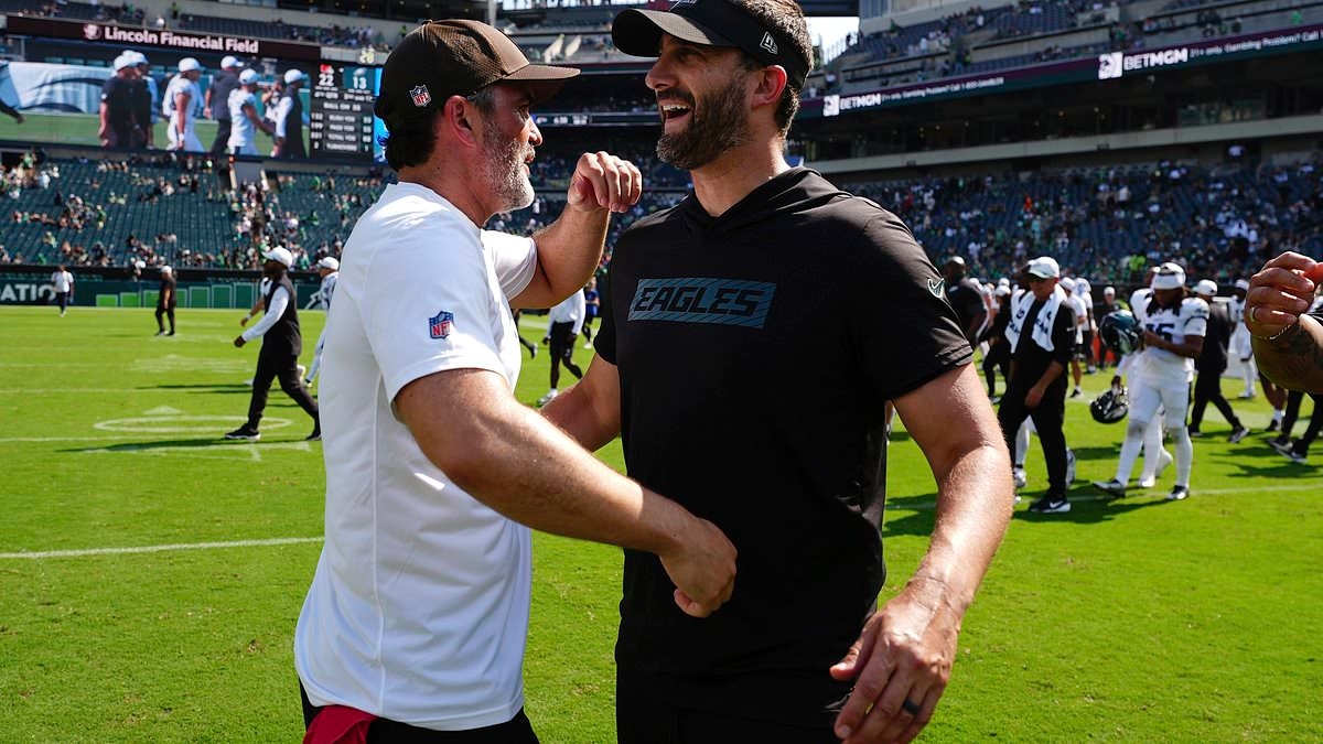 NFL fans declare 'football is BACK' after hilarious sideline moment between Nick Sirianni and Kevin Stefanski