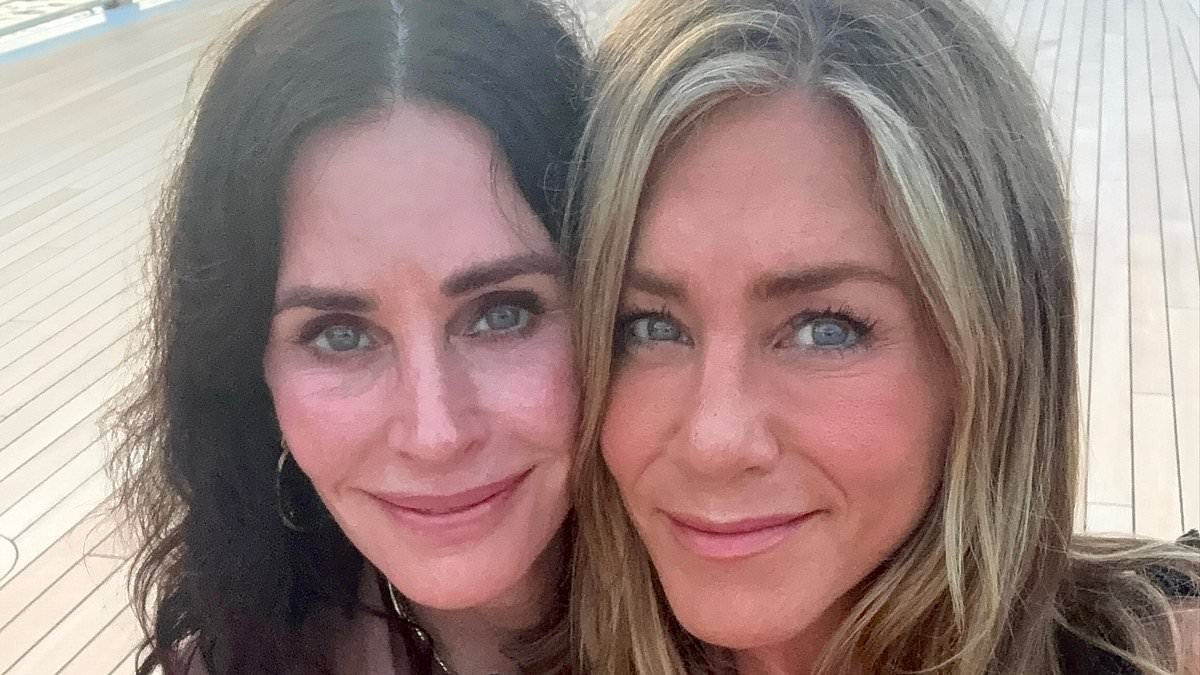 Jennifer Aniston and Courteney Cox look more alike than ever in sweet selfie... 21 years after wrapping Friends