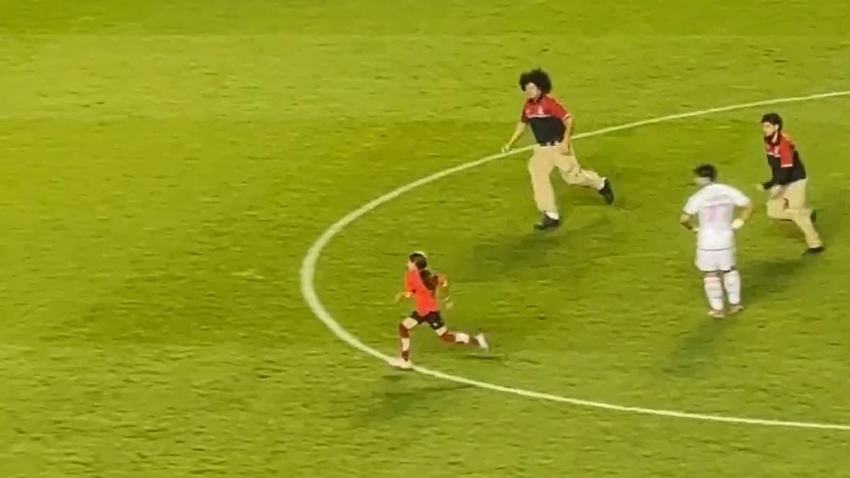 Young field invader in Chicago leaves security embarrassed in wild viral moment