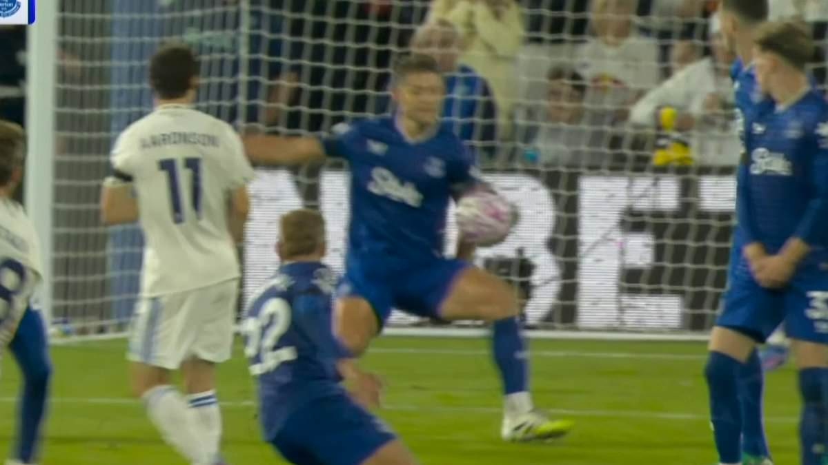 Everton meltdown as David Moyes and James Tarkowski seethe at penalty decision - but Gary Neville and Jamie Carragher insist it was the right call