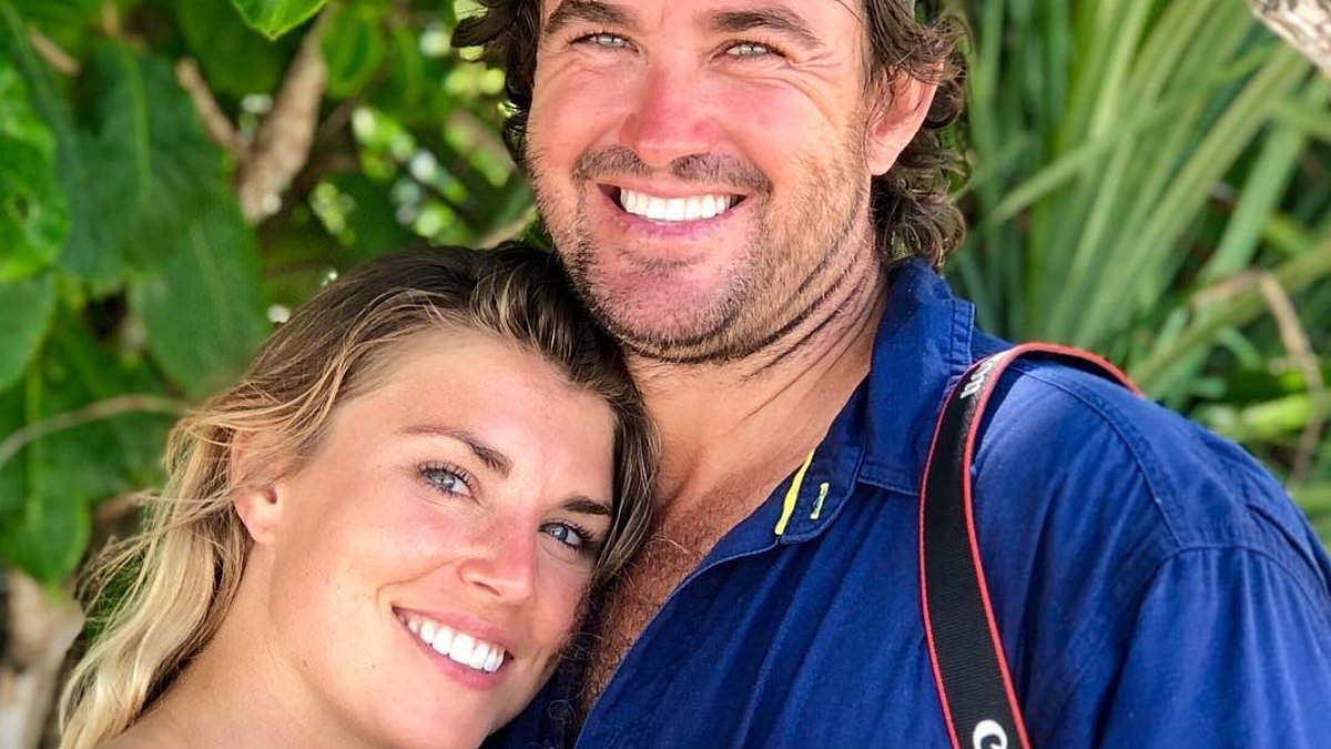 Mother of pilot paralysed in fatal helicopter crash makes stunning claim in trial of Outback Wrangler star Matt Wright