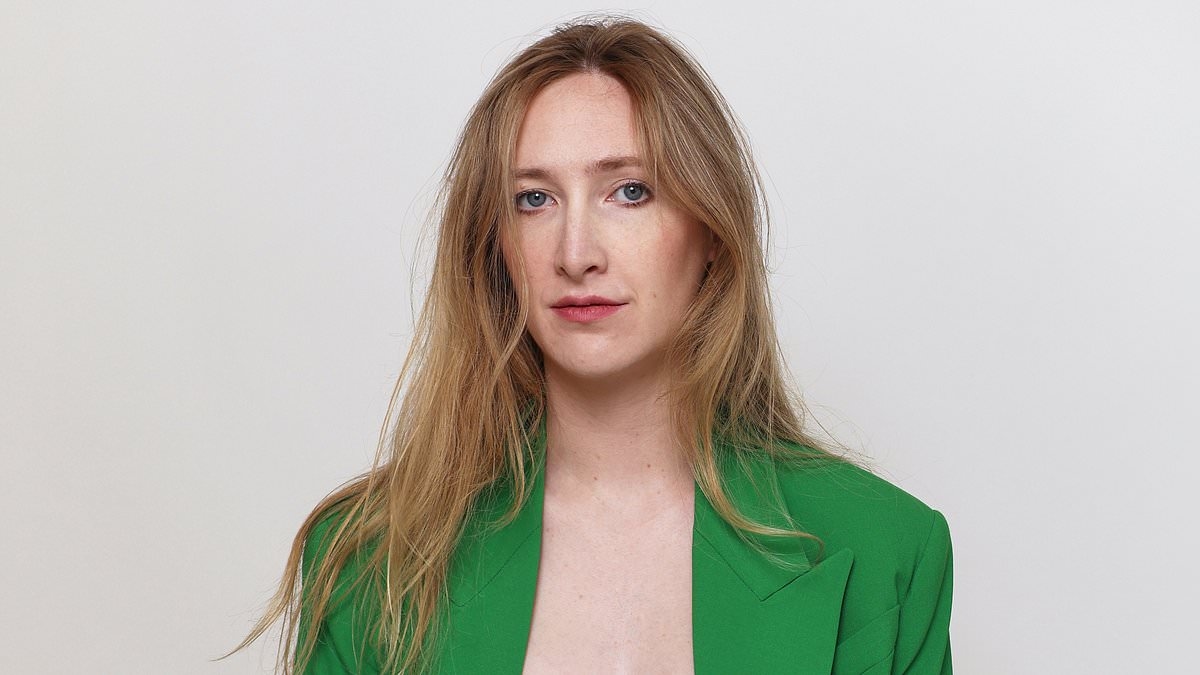 Disgusting comment an old woman made to me on the bus. Now I'm furious... why shouldn't I show off my pregnant stomach: FLORA GILL