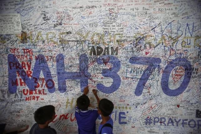 Search for doomed MH370 resumes