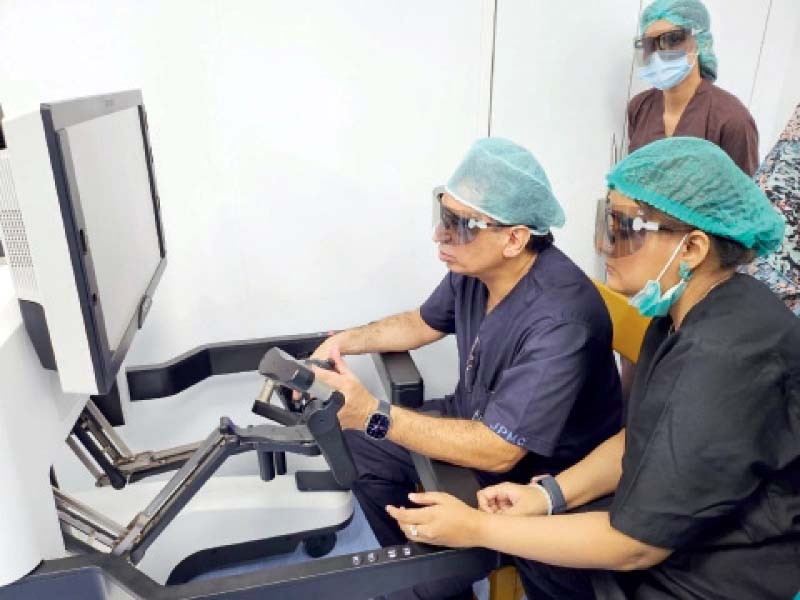 Top surgeons call for pooling robotic surgery resources