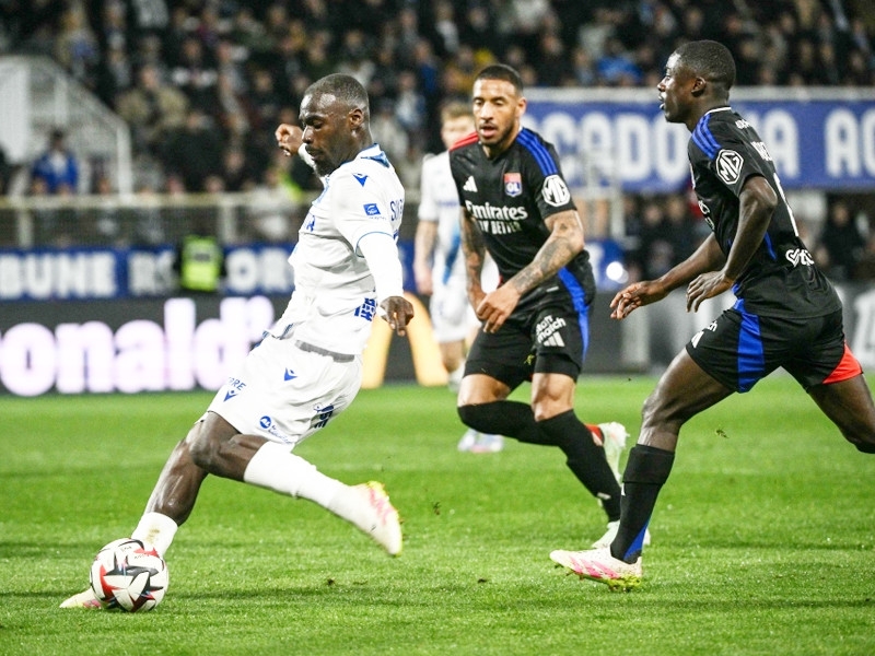 Lyon close in on UCL