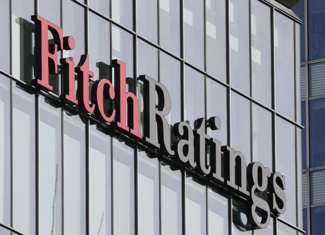 Fitch projects rupee to fall to Rs295 by mid-2026