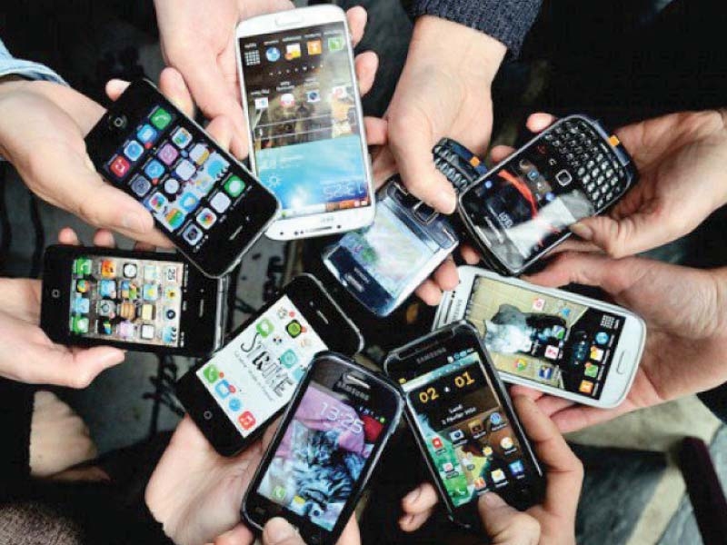 Muggers snatch expensive phones
