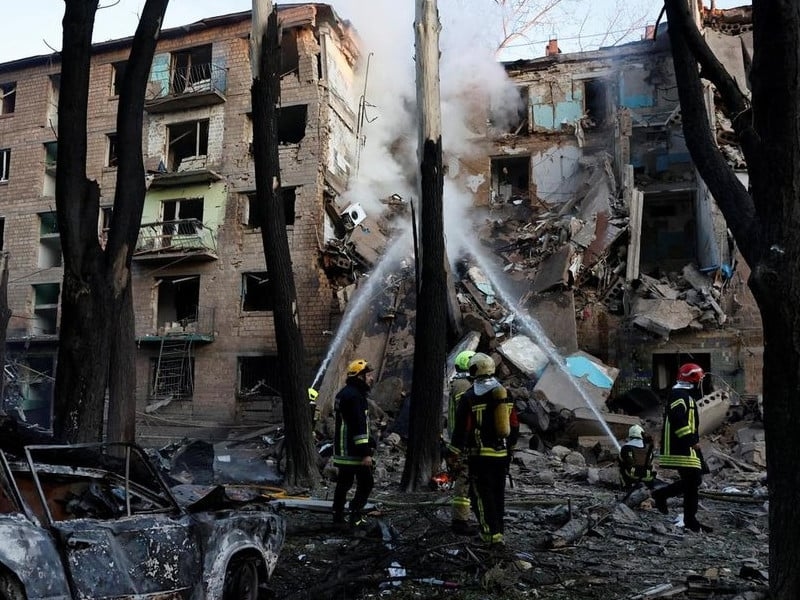 Russian barrage kills 10 in Kyiv