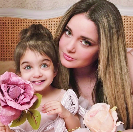 Armeena shares throwback photo of daughter Amelie