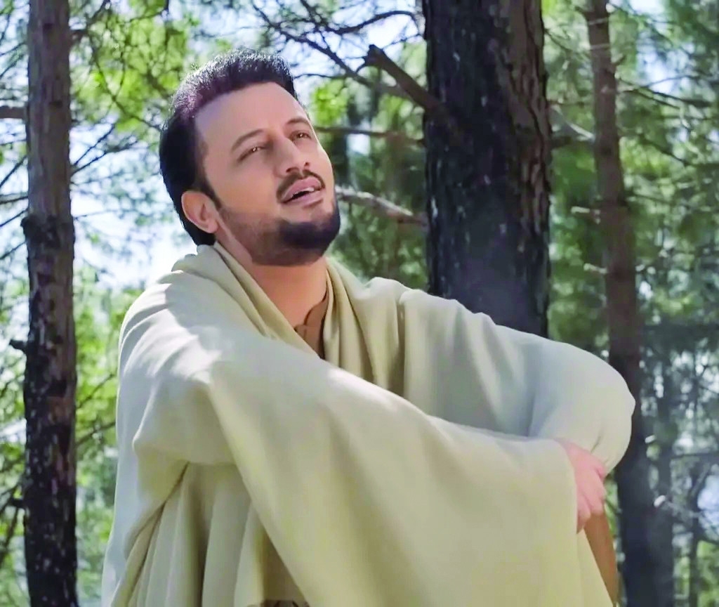 Fans join Atif Aslam in spontaneous sing-along