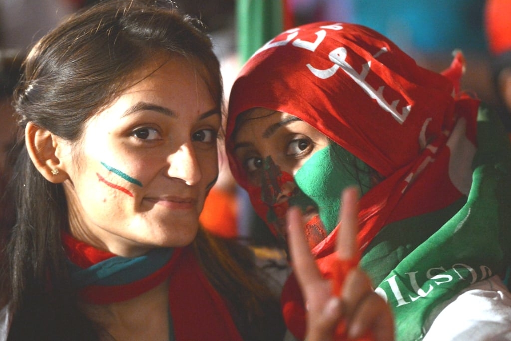 PTI activists protest outside SHC, brave police brutality