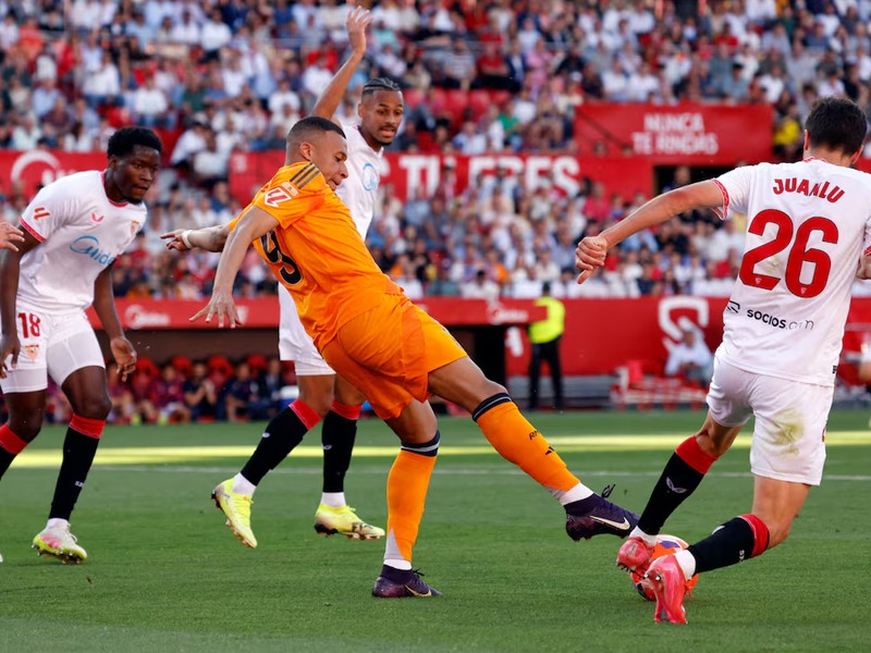 Real Madrid beat nine-man Sevilla
