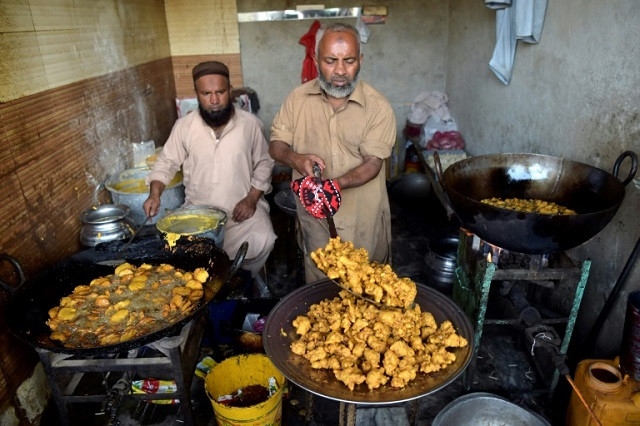 Food safety violations found at 22 Sehri points