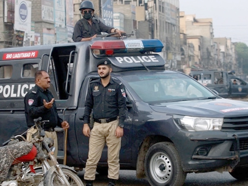 Drug trafficker' held, partner flees