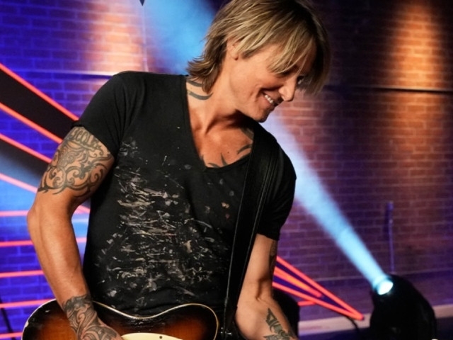 Keith Urban honors Crystal Gayle at Grand Ole Opry's 100th anniversary with heartfelt tribute