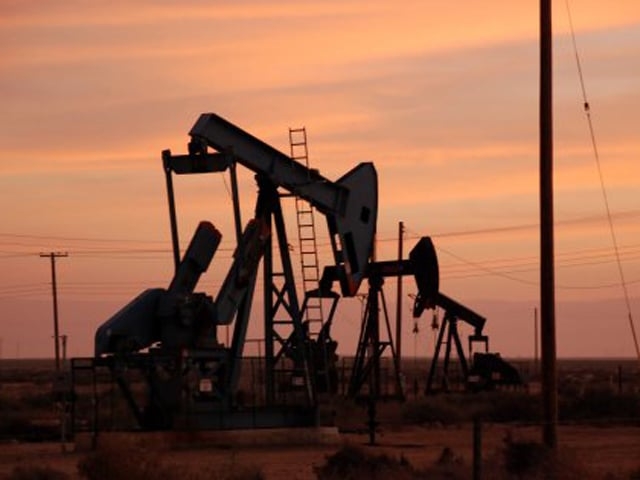 Oil gains as wildfires threaten Canada supply
