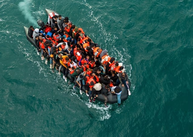 UK unveils new curbs on people smugglers