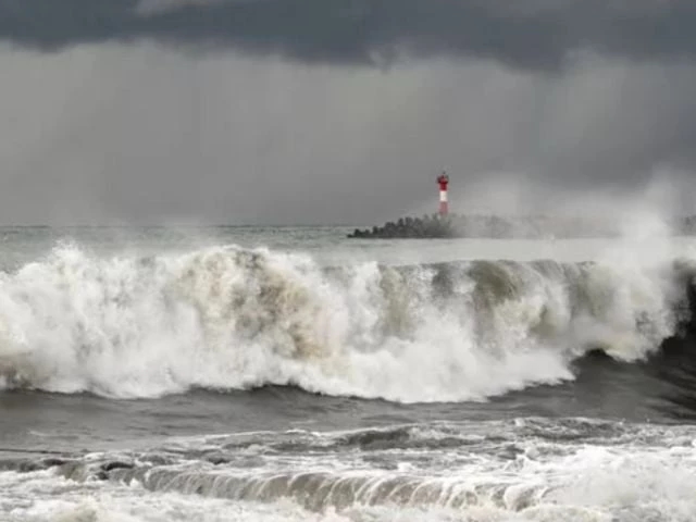 Footage captures tsunami hitting Kuril Islands