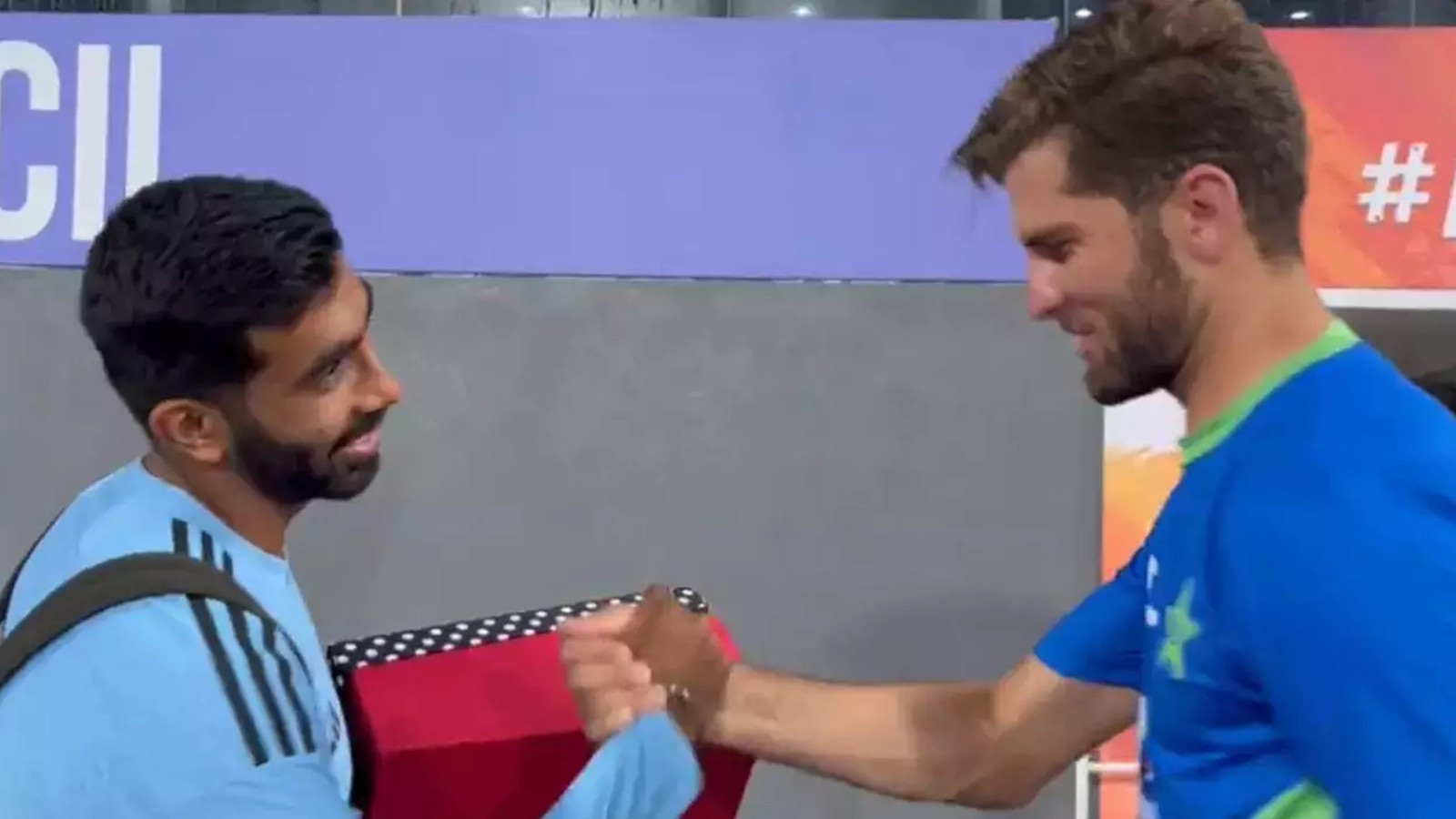 7 great friendship moments between Indian And Pakistani cricketers