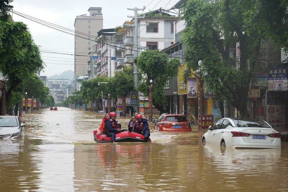 Guizhou province hit again as flood submerges riverside city