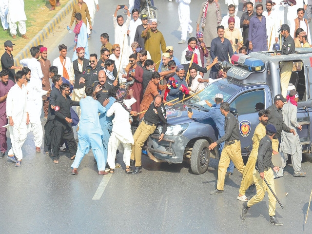 Nationalists, cops clash on Sharae Faisal