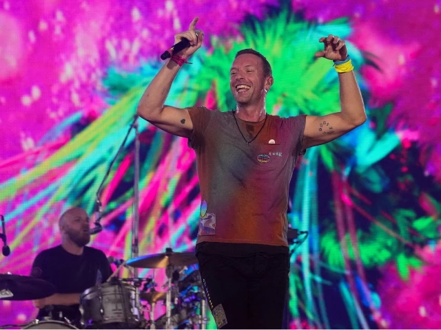 Coldplay's Chris Martin apologises to fans for live performance error