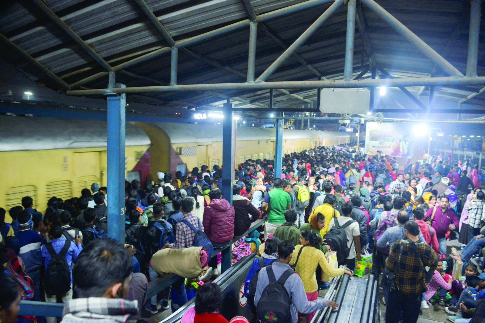 18 die in stampede at Delhi railway station