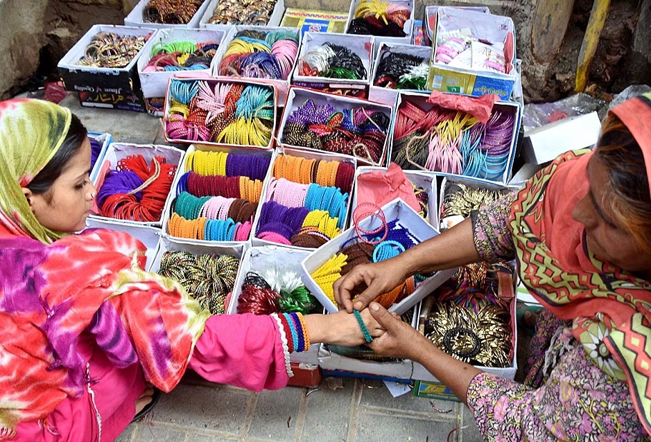 Markets in twin cities buzz with Eid prep