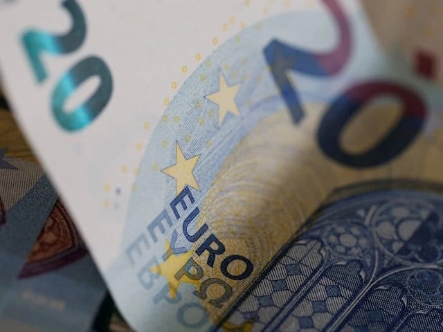 Euro zone yields steady ahead of US-Russia summit, US-China trade deadline