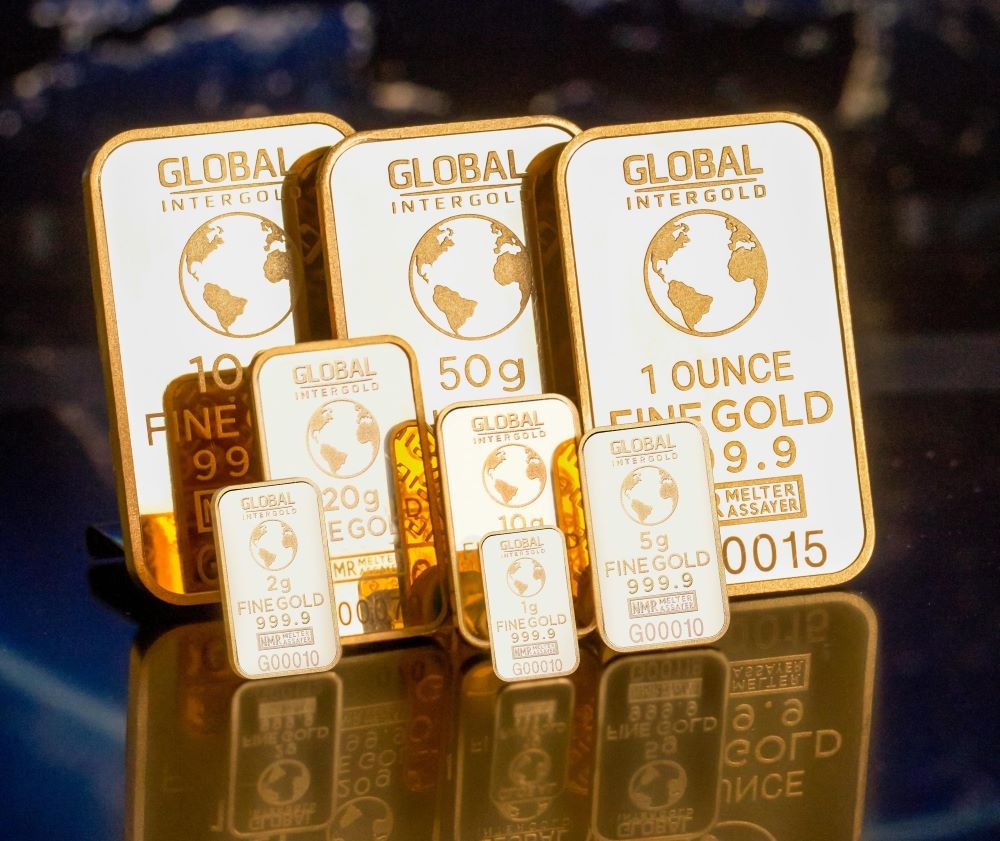 Gold dips amid sharp global correction