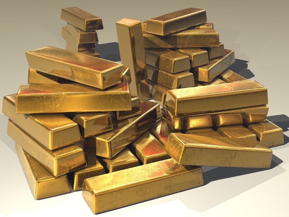 Gold up Rs4,000 as dollar dips