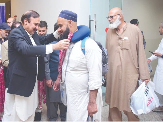 1st post-Hajj flight carrying 340 pilgrims arrives