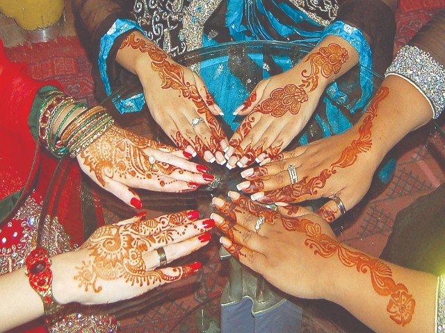 Mehndi stalls thrive in capital