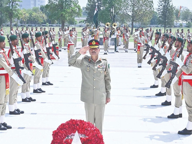 Field Marshal Asim pays homage to martyrs