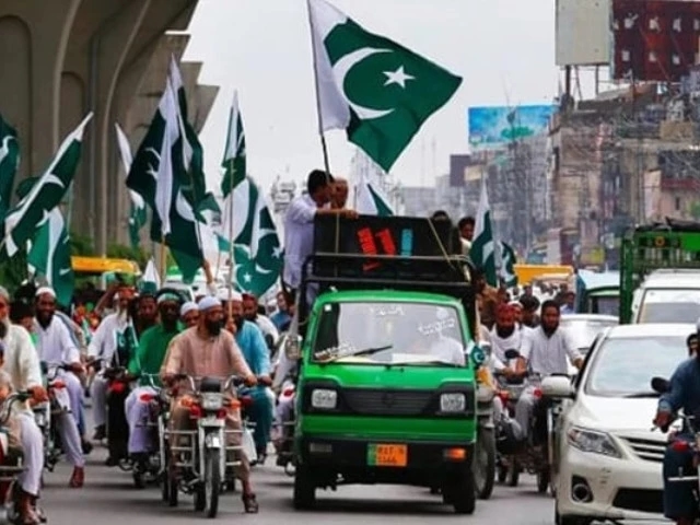 Pindi observes I-Day with unique flag march
