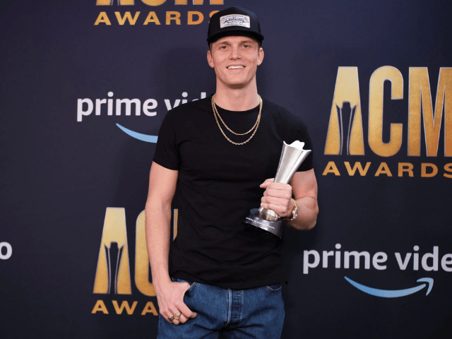 Parker McCollum expands 2025 tour with 16 new dates and special guests