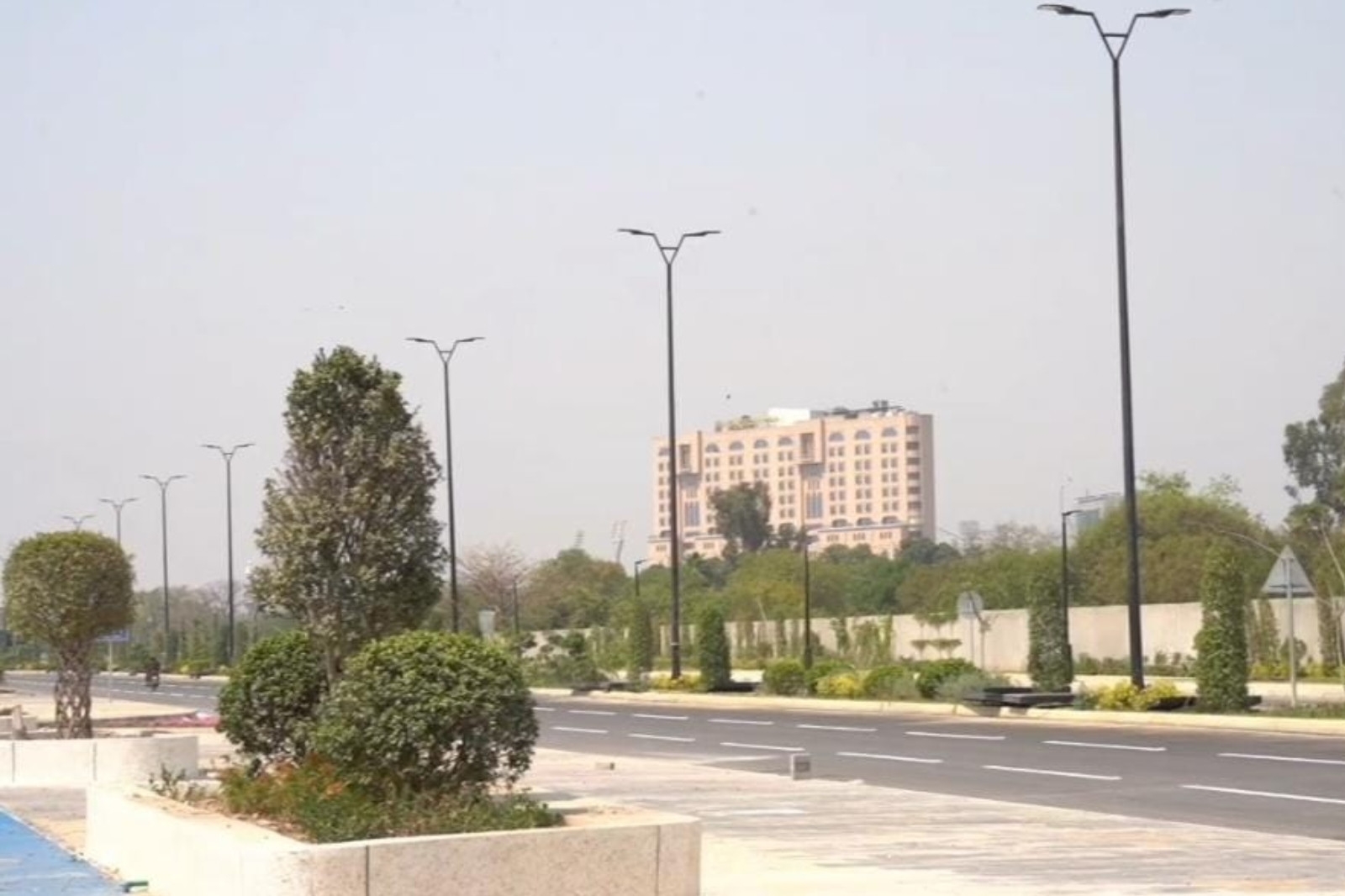 Pakistan's most advanced road completed in Lahore, produces electricity