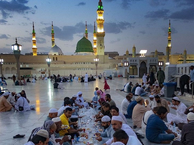 Prophet's mosque hosts 4,000 worshipers from 120 countries for I'tikaf