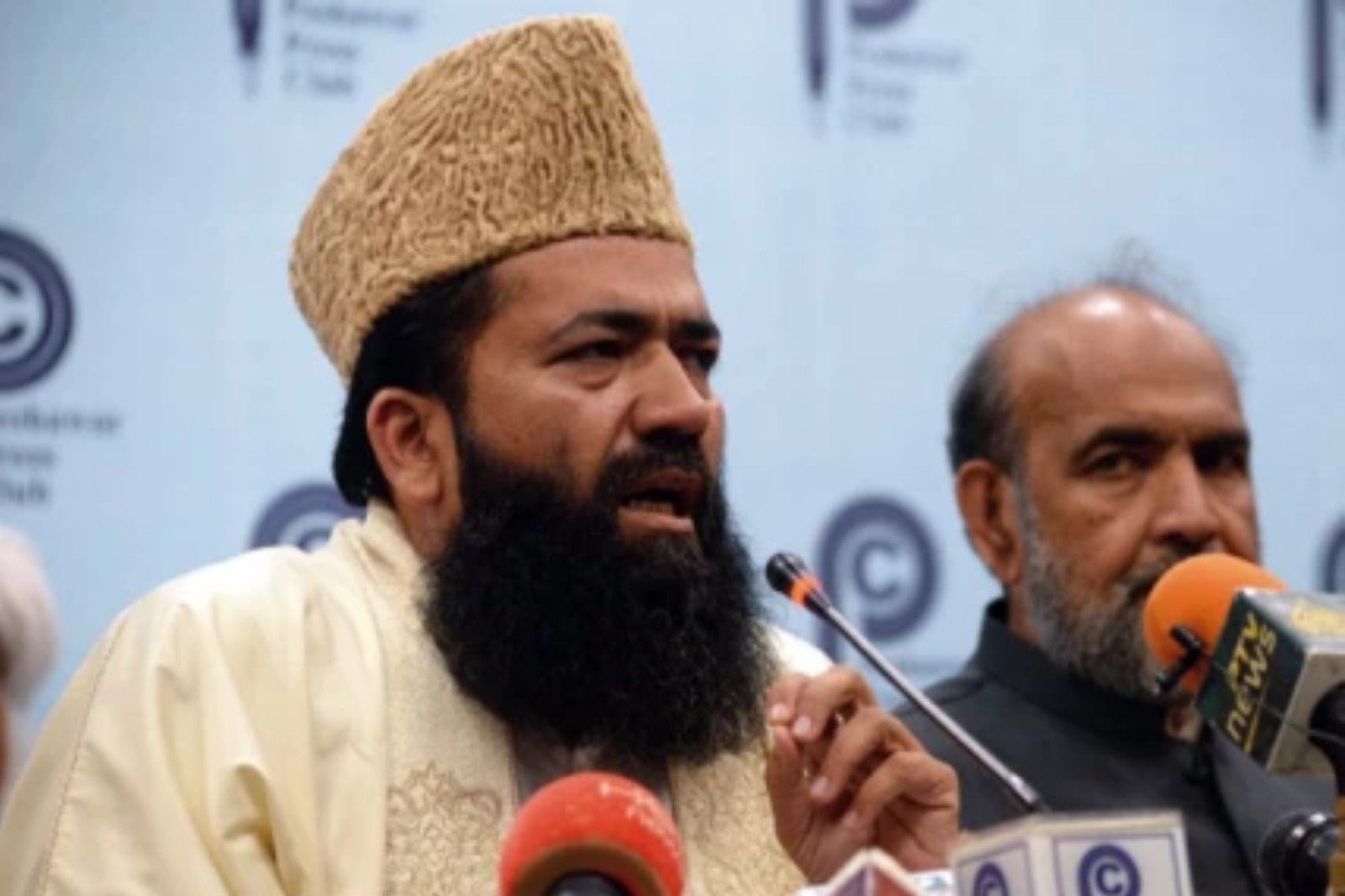 Maulana Azad backs Pakistan Army at unity conference