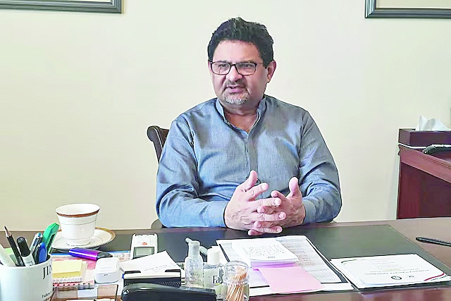 Miftah slams govt for U-turns